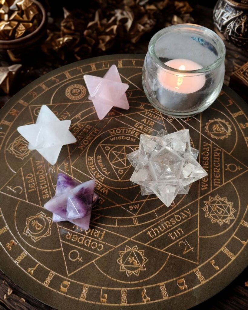 黄金之心梅尔卡巴创造课程（The Golden Heart Merkabah of Creation）课堂上的梅尔卡巴星形水晶摆设，包括不同颜色的天然水晶、神圣几何图案与烛光。