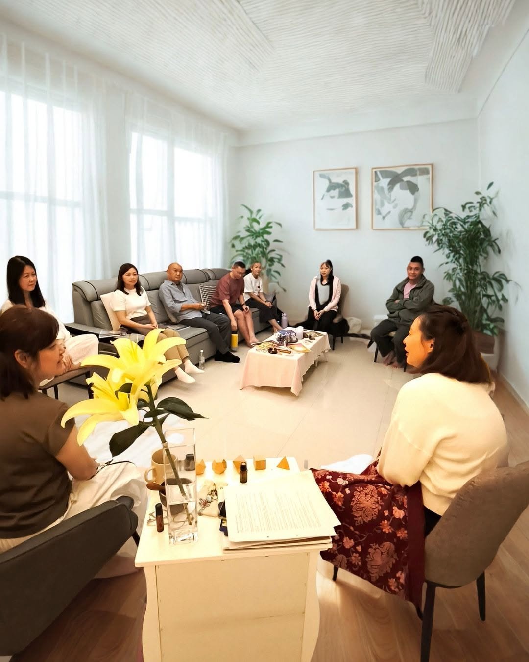Angelic Reiki® 天使灵气初阶课程的真实课堂氛围，学员围坐在舒适的学习空间中交流与分享。