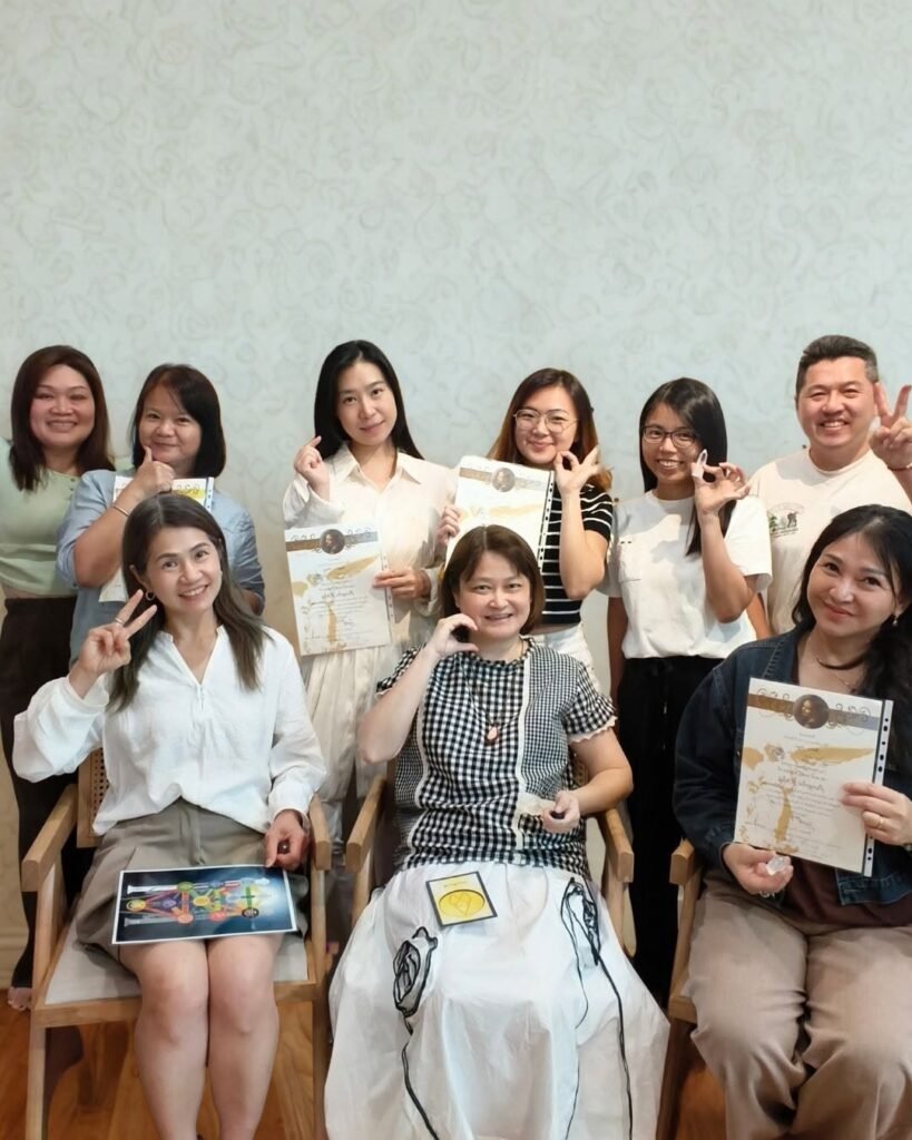 2025 年底 Angelic Reiki® 天使灵气初阶与高阶联合课程结业合照，学员们手持结业证书，记录共同学习与成长的时刻。