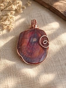 帝王木(Raja Kayu)手工吊坠,复古铜线螺旋设计,呈现红褐色天然木纹